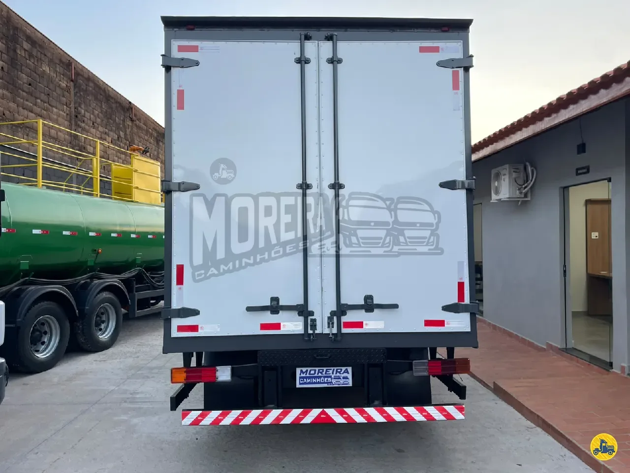 Foto 4 - Mercedes-Benz MB 815 2014
