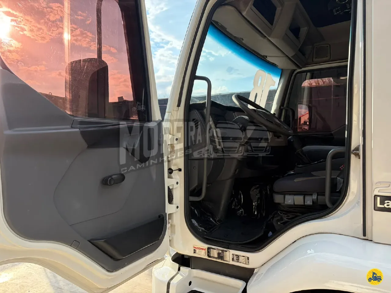 Foto 13 - Volvo VM 220 2018