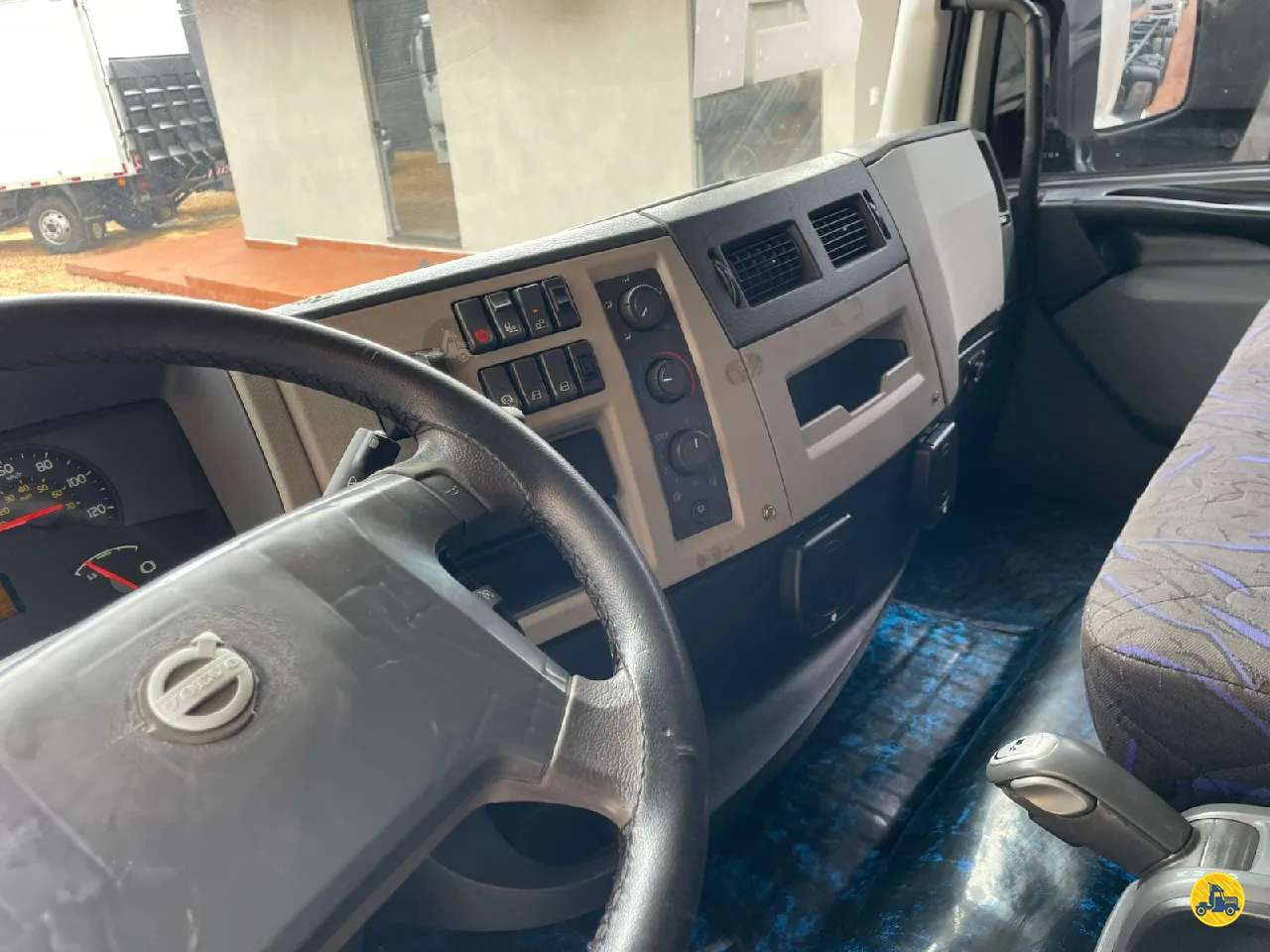 Foto 16 - Volvo VM 330 2021