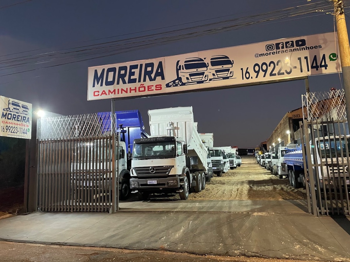 Fachada da Moreira Caminhões com letreiro iluminado