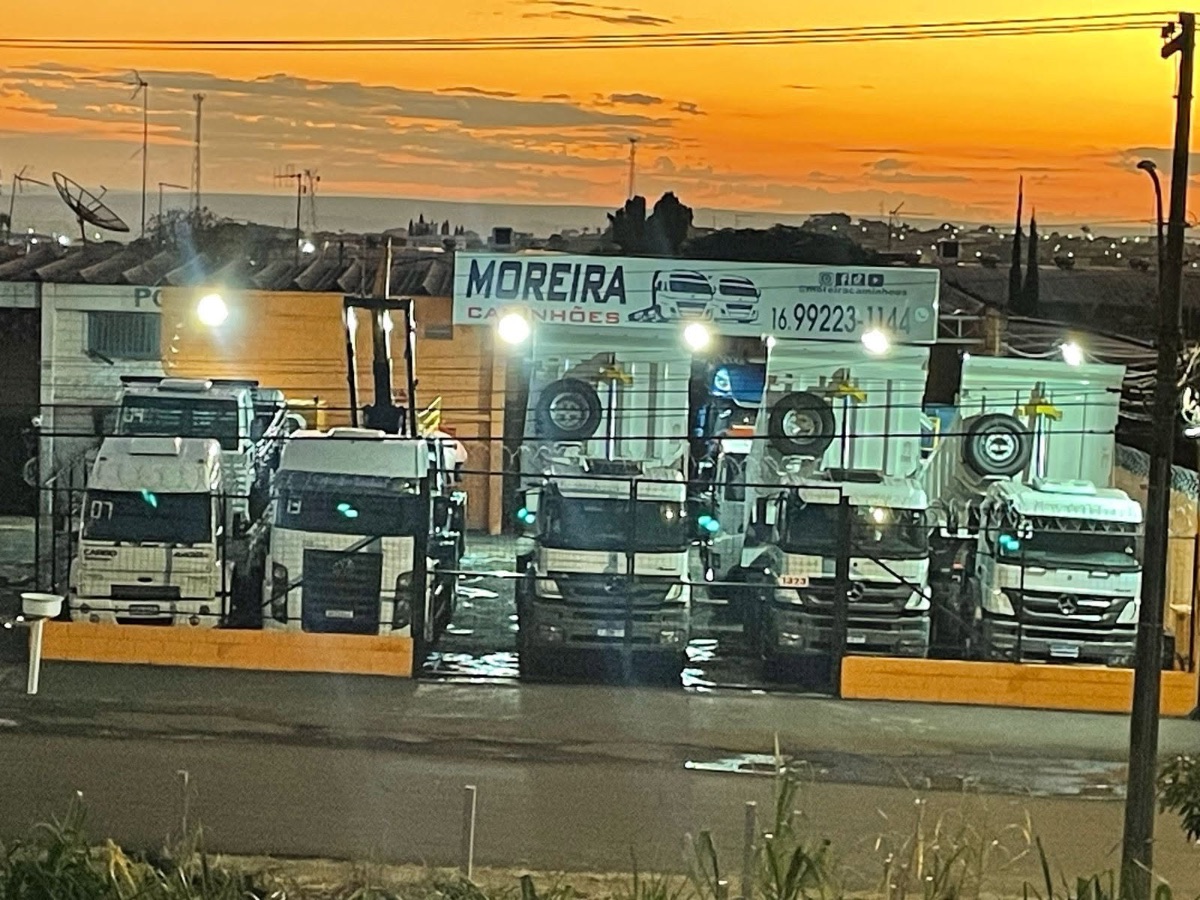 Pátio da Moreira Caminhões ao entardecer